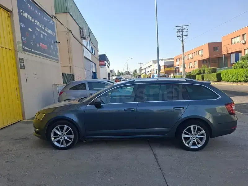 Usado Skoda Octavia Ambition 115 CV (84 kW) 2020 Gris / plata Familiar