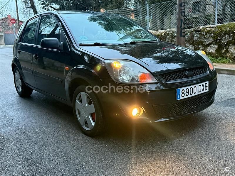 Usado Ford Fiesta Trend 80 CV (58 kW) 2006 Negro Utilitario