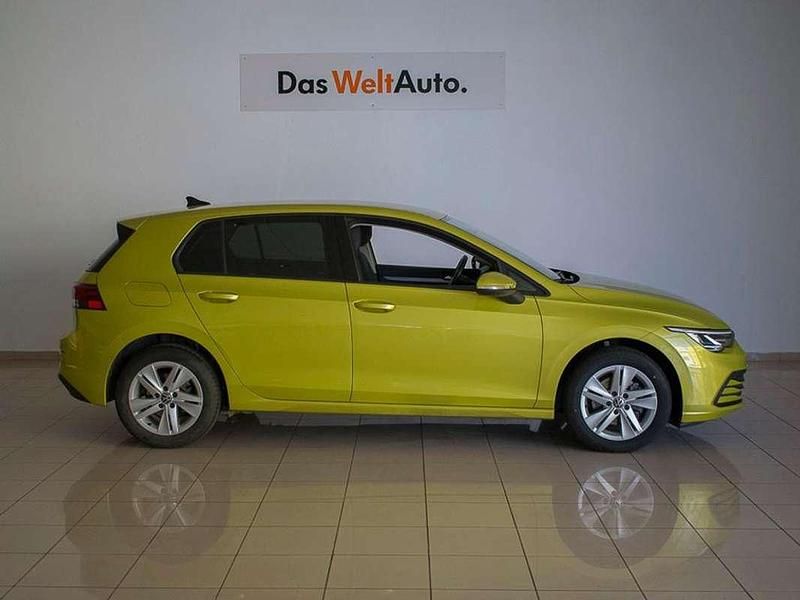 Usado VW Golf VIII Life 131 CV (96 kW) 2020 Verde Berlina
