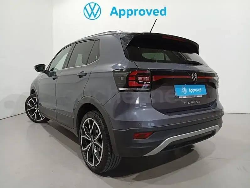 Usado VW T-Cross Sportline 150 CV (110 kW) 2022 Gris / plata SUV