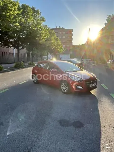 Usado Hyundai i30 90 CV (66 kW) 2015 Rojo Berlina
