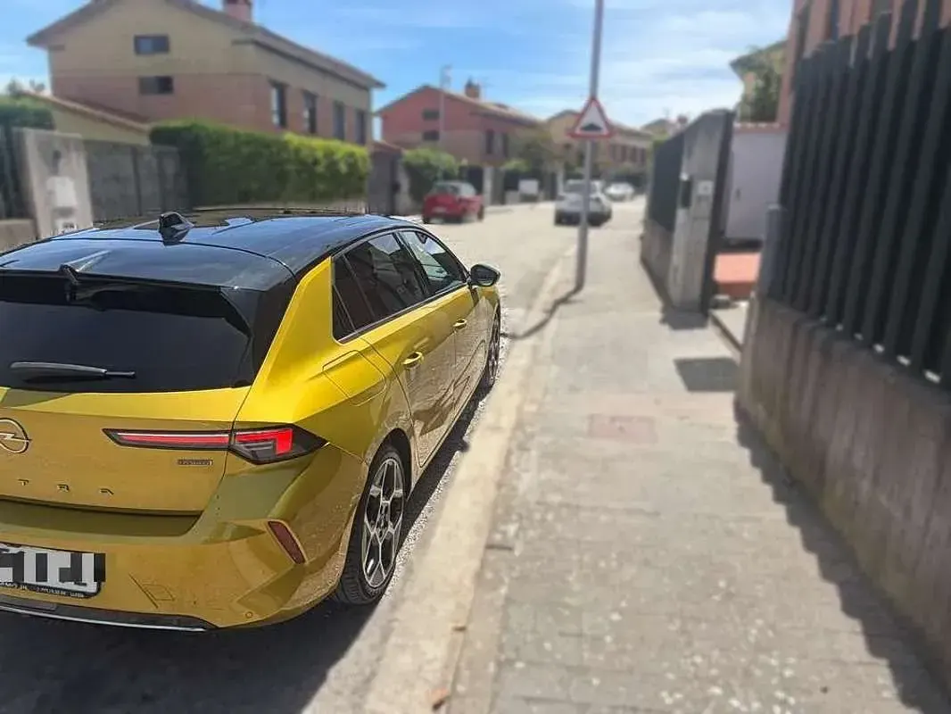 Usado Opel Astra Ultimate 181 CV (133 kW) 2022 Marrón Utilitario