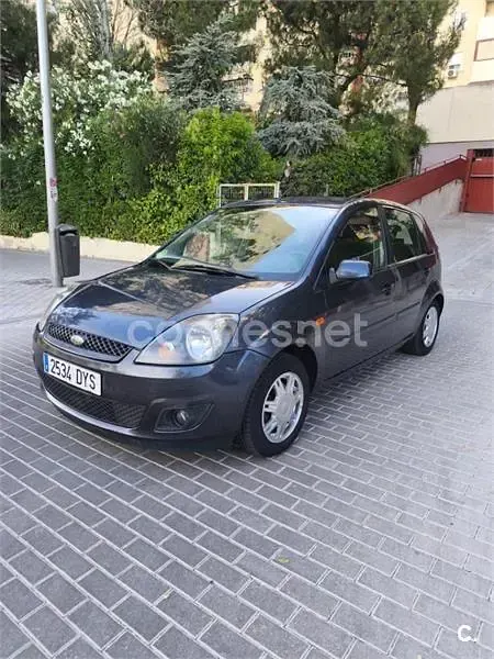 Usado Ford Fiesta Trend 90 CV (66 kW) 2006 Gris / plata Utilitario