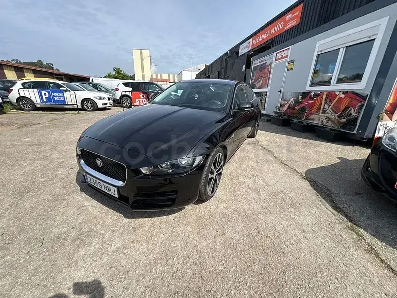 Usado Jaguar XE Prestige 180 CV (132 kW) 2016 Negro Berlina