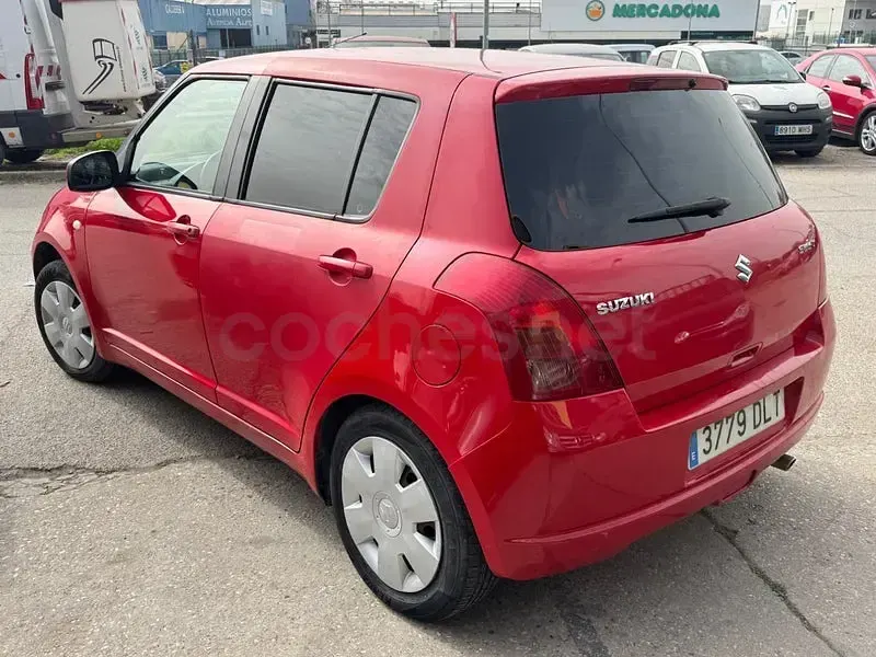 Usado Suzuki Swift GL 92 CV (67 kW) 2005 Granate Utilitario