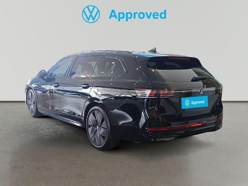 Usado VW Passat R-line 150 CV (110 kW) 2024 Negro Familiar