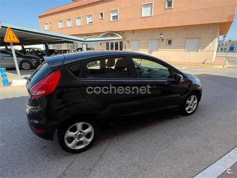 Usado Ford Fiesta Trend 68 CV (50 kW) 2011 Negro Berlina