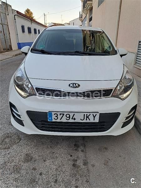 Usado Kia Rio 75 CV (55 kW) 2015 Blanco Berlina