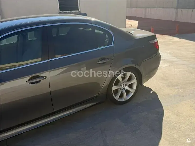 Usado BMW 530 Exclusive 231 CV (169 kW) 2004 Gris / plata Berlina