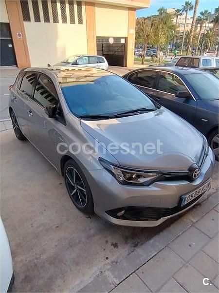 Usado Toyota Auris Hybrid Edition 136 CV (100 kW) 2018 Gris / plata Berlina