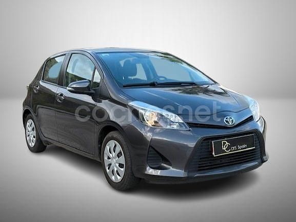 Usado Toyota Yaris Hybrid Advance 100 CV (73 kW) 2013 Gris / plata Berlina