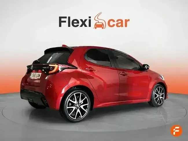 Usado Toyota Yaris Plus 116 CV (85 kW) 2022 Rojo Utilitario
