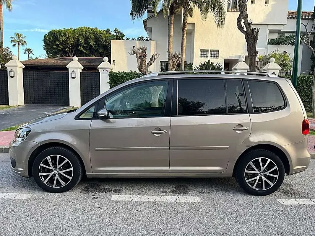 Usado VW Touran Edition 105 CV (77 kW) 2015 Beige Monovolumen