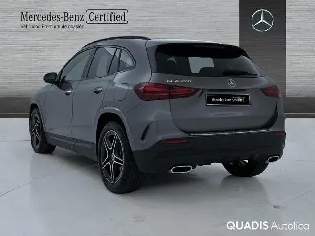Usado Mercedes GLA200 163 CV (119 kW) 2024 Gris montaña SUV