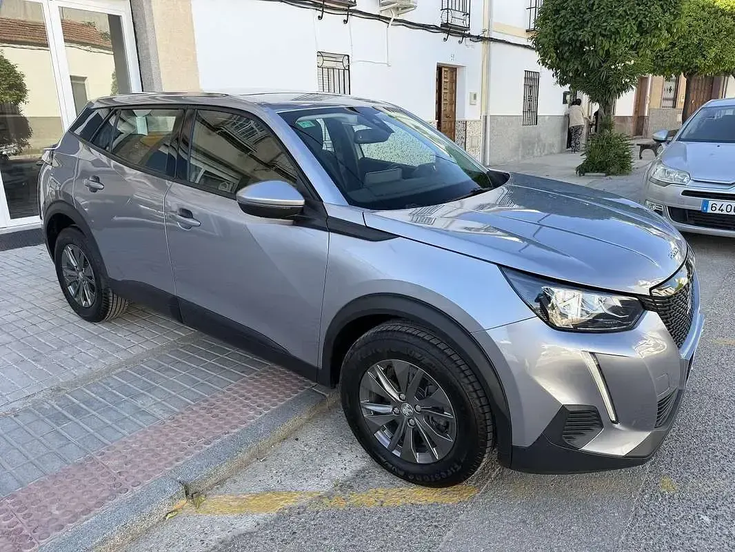 Usado Peugeot 2008 Active 110 CV (80 kW) 2021 Gris SUV