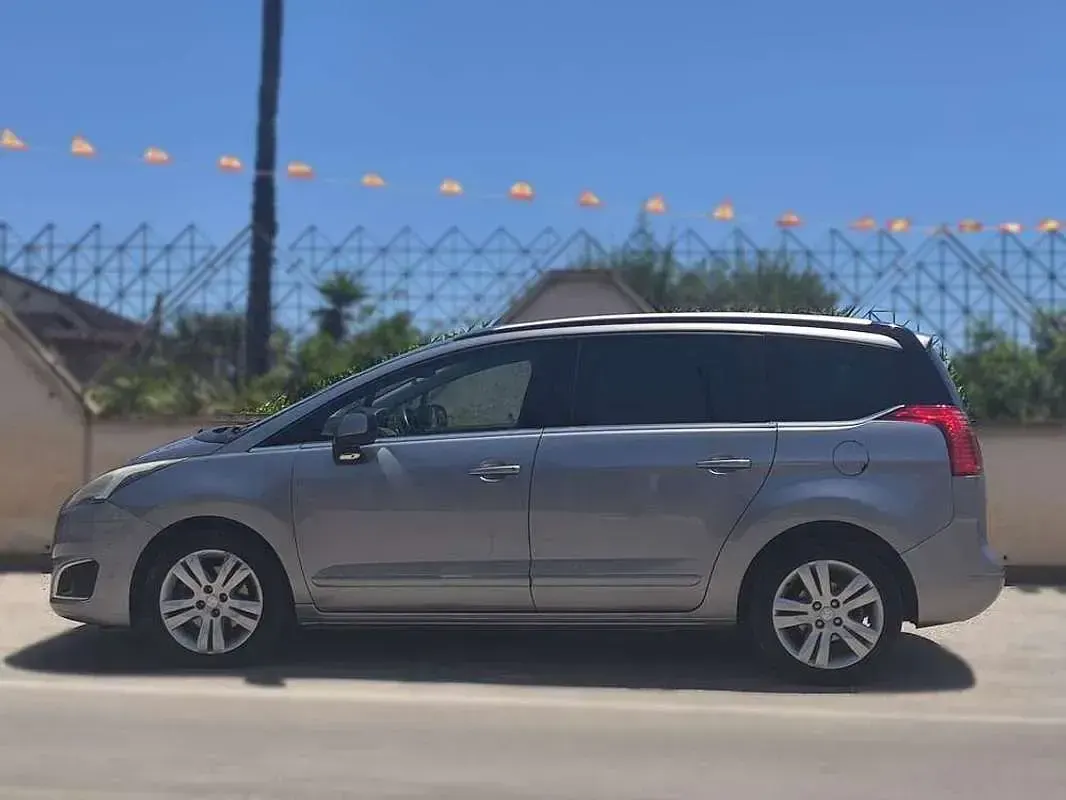 Usado Peugeot 5008 Allure 120 CV (88 kW) 2014 Gris Monovolumen