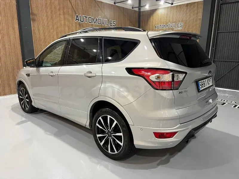 Usado Ford Kuga ST-Line 150 CV (110 kW) 2019 Gris / plata SUV