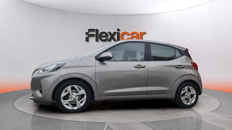 Usado Hyundai i10 67 CV (49 kW) 2022 Gris Utilitario