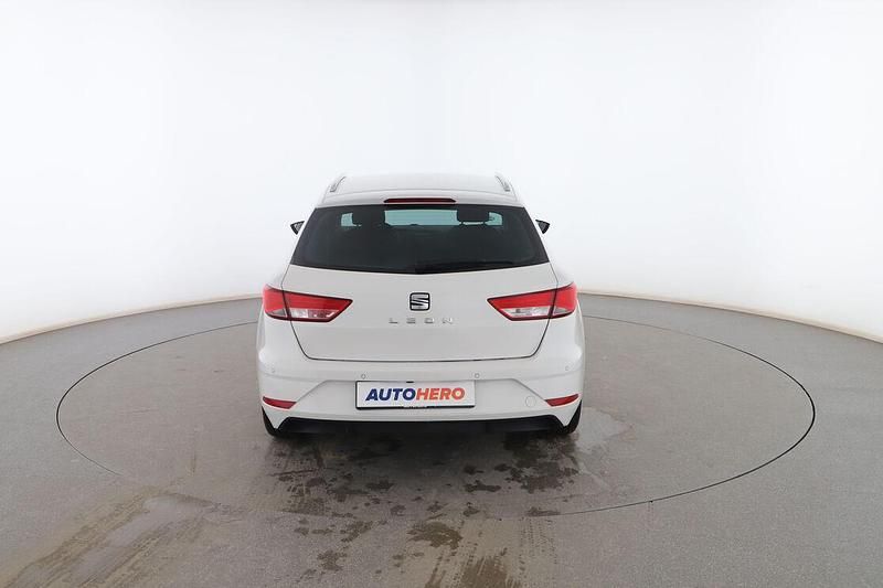 Usado Seat Leon Style 150 CV (110 kW) 2020 Blanco Familiar