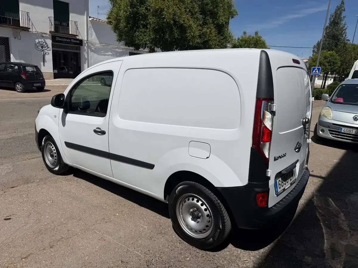 Usado Renault Kangoo 80 CV (58 kW) 2021 Blanco Monovolumen