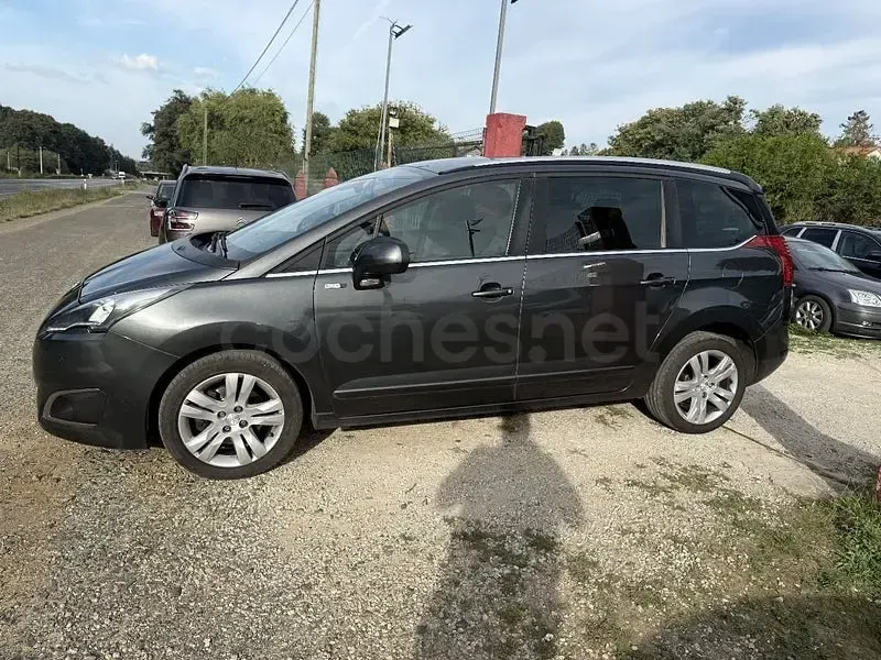 Usado Peugeot 5008 Style 120 CV (88 kW) 2016 Gris / plata Monovolumen
