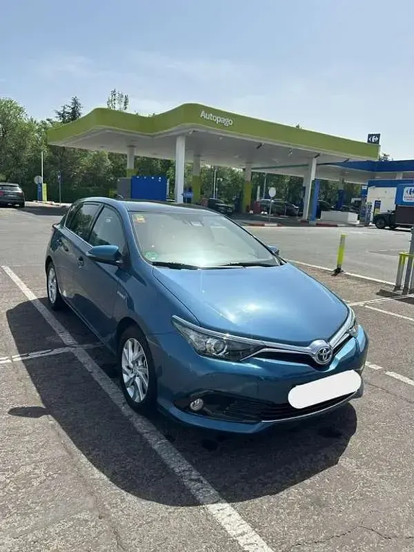 Usado Toyota Auris Hybrid Active 136 CV (100 kW) 2016 Azul Utilitario