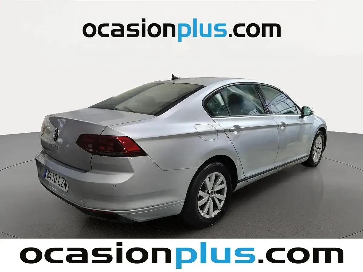 Usado VW Passat Business 122 CV (89 kW) 2022 Gris Familiar