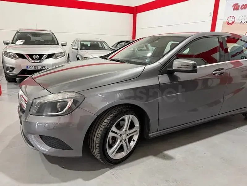 Usado Mercedes A180 Urban 109 CV (80 kW) 2014 Gris / plata Utilitario