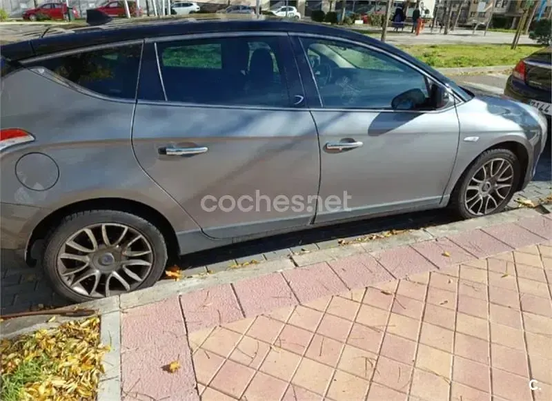 Usado Lancia Delta 120 CV (88 kW) 2010 Gris / plata Utilitario
