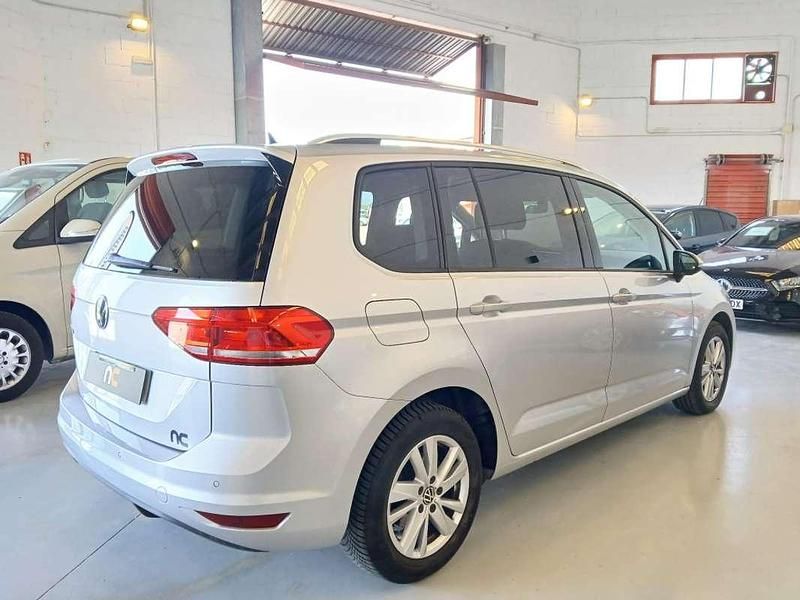 Usado VW Touran Advance 150 CV (110 kW) 2021 Plateado Monovolumen