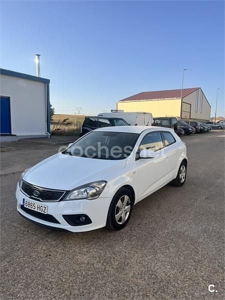 Blanco Usado 2012 Kia ProCeed Plus Utilitario | 5800 € (Precio justo) - Imagen 1/4