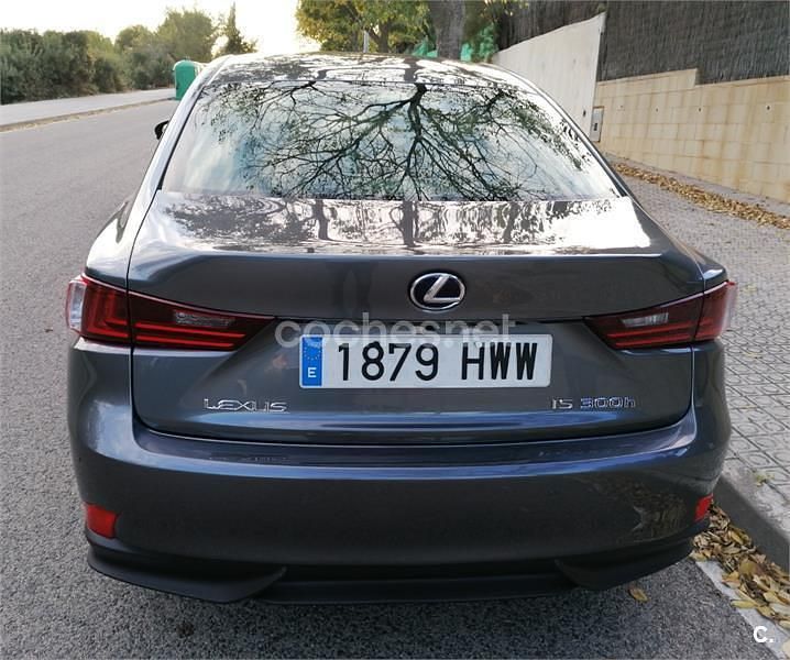 Usado Lexus IS300h Luxury Line 223 CV (164 kW) 2014 Gris / plata Berlina