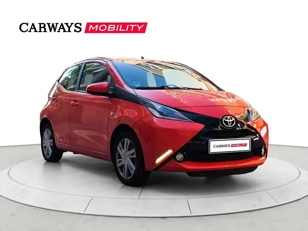 Usado Toyota Aygo X-play 69 CV (50 kW) 2016 Naranja Utilitario