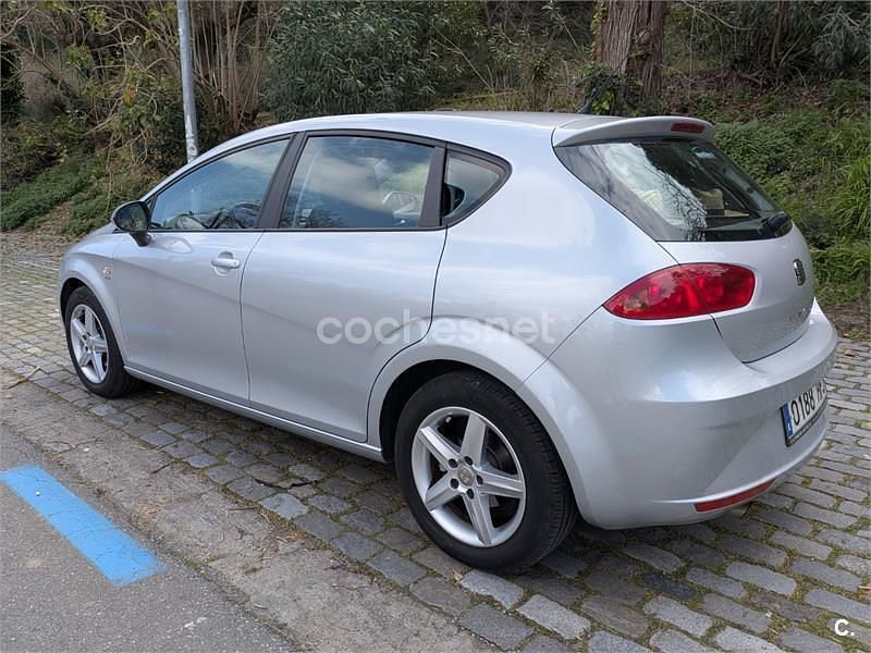 Usado Seat Leon Reference 105 CV (77 kW) 2013 Gris / plata Berlina