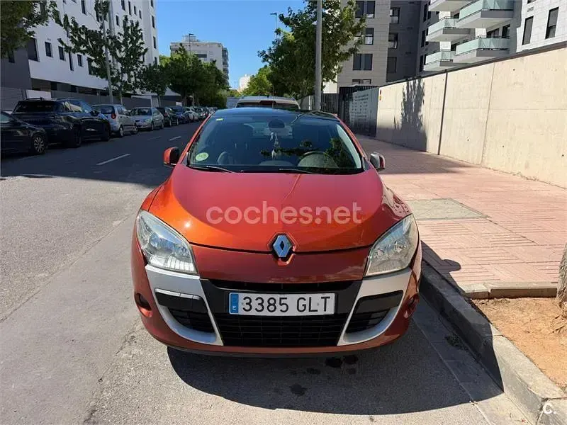 Usado Renault Mégane III Dynamique 105 CV (77 kW) 2009 Naranja Berlina