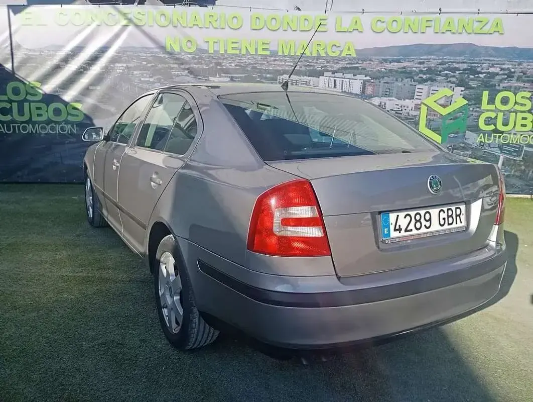 Usado Skoda Octavia 105 CV (77 kW) 2008 Marrón Familiar