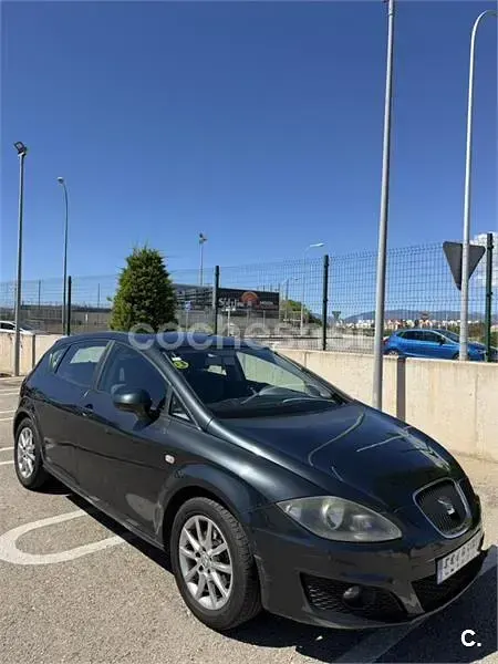 Usado Seat Leon Style 105 CV (77 kW) 2011 Negro Utilitario