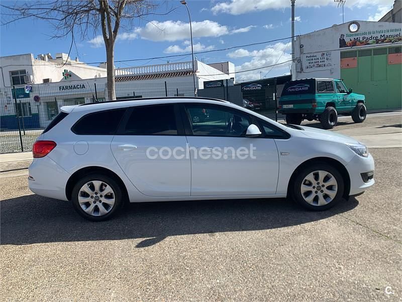 Usado Opel Astra Business 110 CV (80 kW) 2014 Blanco Familiar