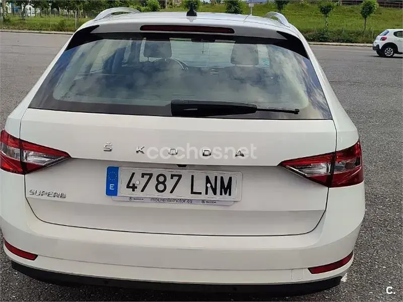 Usado Skoda Superb Ambition 150 CV (110 kW) 2021 Blanco Familiar