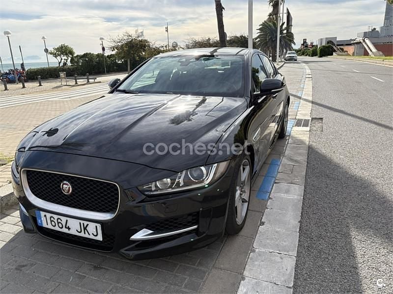 Usado Jaguar XE R-Sport 180 CV (132 kW) 2015 Negro Berlina