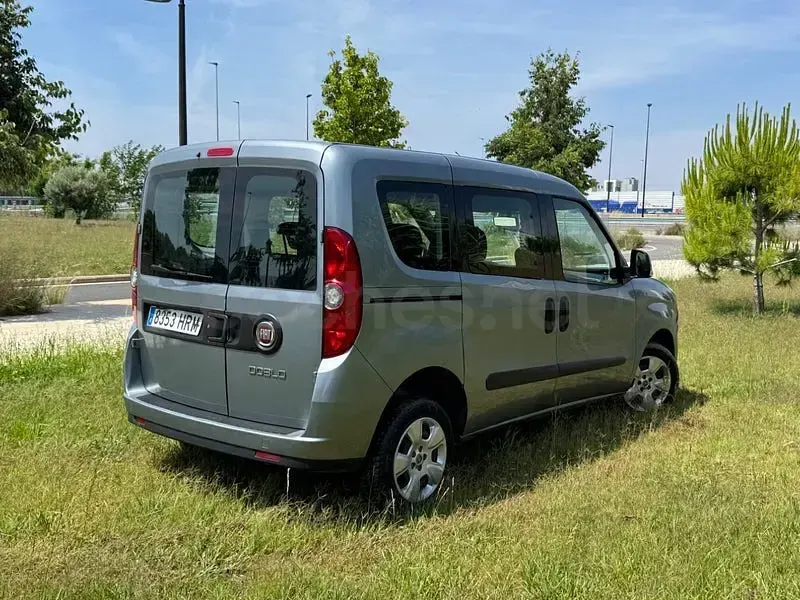 Usado Fiat Doblò Dynamic 105 CV (77 kW) 2013 Gris / plata Monovolumen