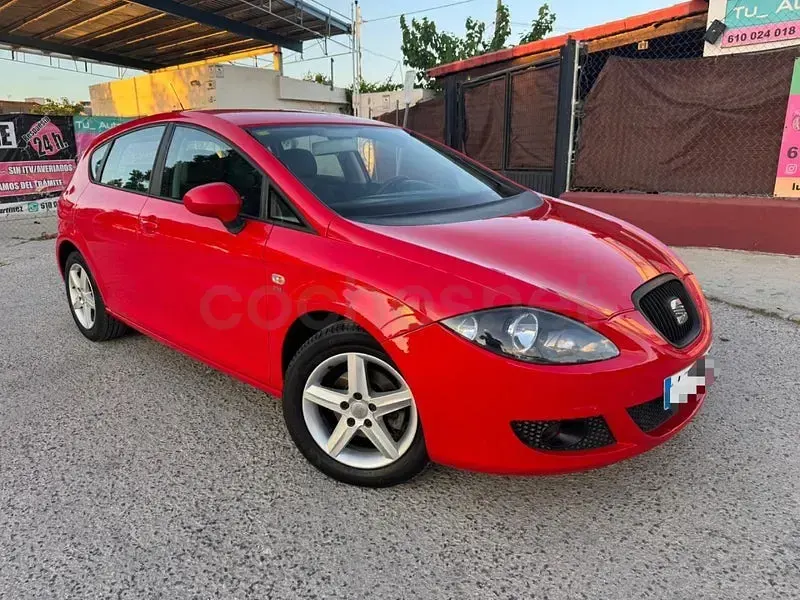Usado Seat Leon Reference 105 CV (77 kW) 2010 Rojo Utilitario