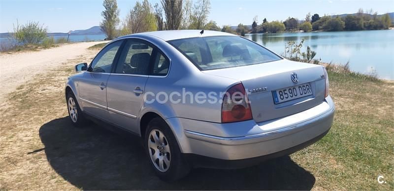 Usado VW Passat Highline 130 CV (95 kW) 2001 Gris / plata Berlina