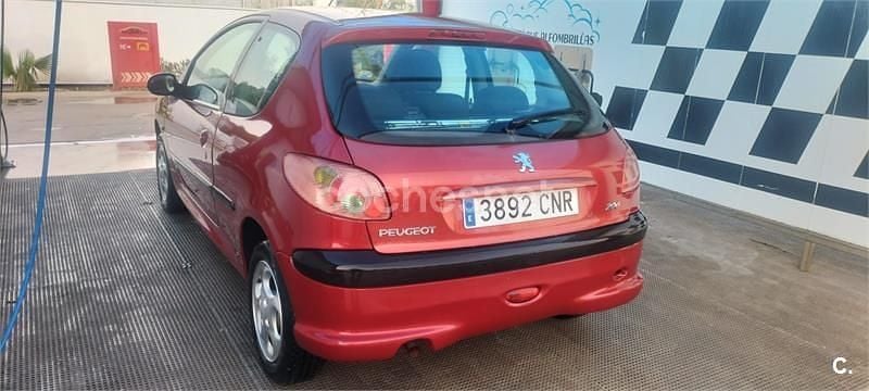 Usado Peugeot 206 75 CV (55 kW) 2003 Granate Berlina