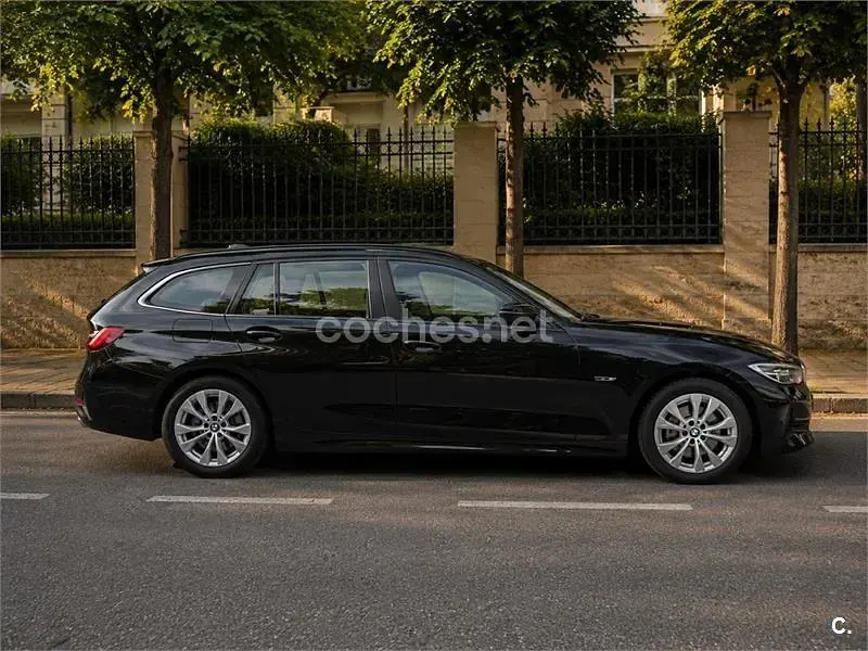 Usado BMW 330e 292 CV (214 kW) 2022 Negro Familiar