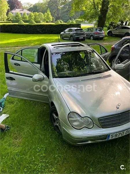 Usado Mercedes C220 Classic 125 CV (91 kW) 2001 Gris / plata Berlina