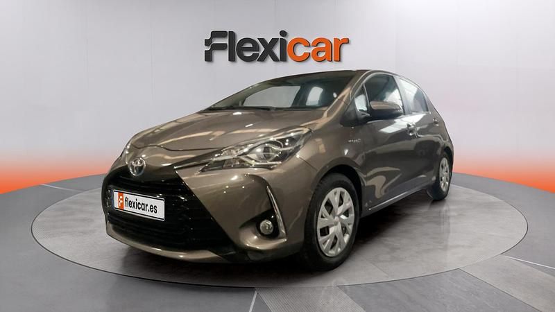Usado Toyota Yaris Hybrid Active 100 CV (73 kW) 2022 Marrón Berlina