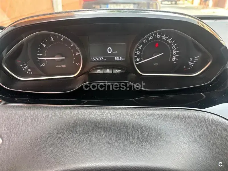 Usado Peugeot 208 Allure 95 CV (69 kW) 2012 Violeta / lila Utilitario