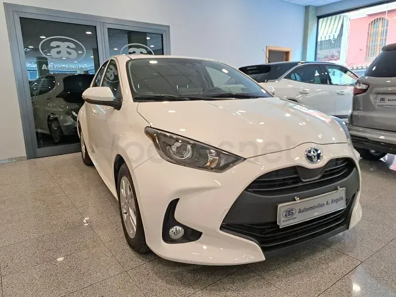 Usado Toyota Yaris Hybrid Business Edition 116 CV (85 kW) 2022 Blanco Berlina