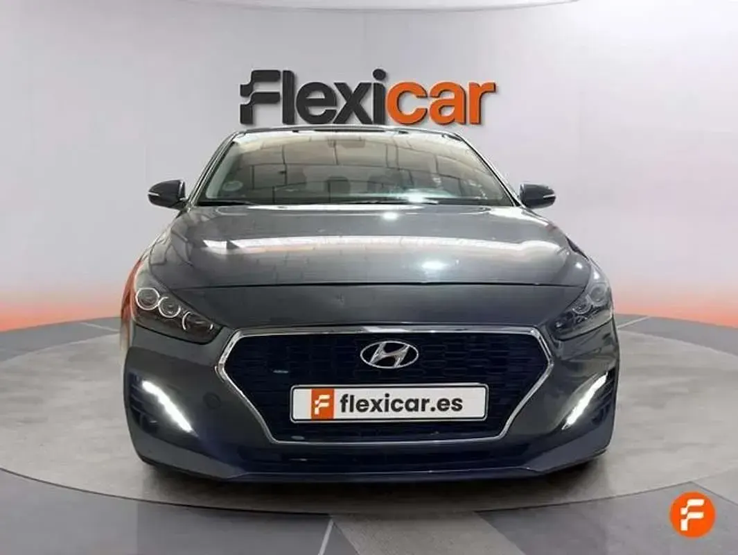 Usado Hyundai i30 120 HP (88 kW) 2018 Cinzento Sedan